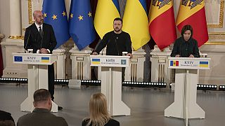 Imagen del presidente del Consejo Europeo, Charles Michel, el presidente ucraniano, Volodímir Zelenski y la presidenta de Moldavia, Maia Sandu, en una rueda de prensa en Kiev.