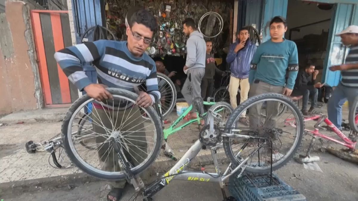 سكان رفح يقومون بإصلاح دراجتهم. غزة نونبر 2023 