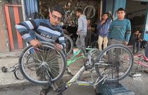 سكان رفح يقومون بإصلاح دراجتهم. غزة نونبر 2023 