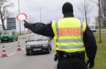 Deutsche Polizisten kontrollieren am Freitag, 27. Maerz 2009, Autofahrer bei der Einreise von Strassburg in Frankreich nach Kehl in Deutschland. 