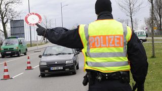 Deutsche Polizisten kontrollieren am Freitag, 27. Maerz 2009, Autofahrer bei der Einreise von Strassburg in Frankreich nach Kehl in Deutschland. 