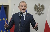 El líder de la oposición polaca, Donald Tusk, habla durante la firma de un acuerdo de coalición con ´líderes de otros partidos el pasado viernes 