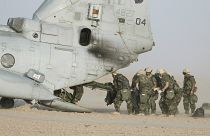 قوات أمريكية تنقل جريحا في العراق