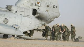 قوات أمريكية تنقل جريحا في العراق