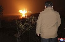 Kim Dzsong Un figyeli a rakétakilövést
