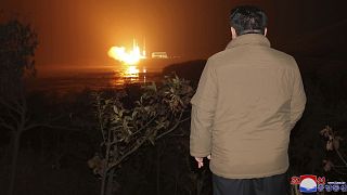 Kim Dzsong Un figyeli a rakétakilövést