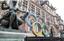  نمای کلی حلقه‌های المپیک در مقابل ساختمان شهرداری پاریس 
