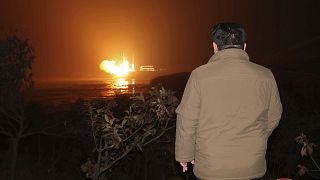 الزعيم الكوري الشمالي كيم جونغ أون يشاهد إطلاق صاروخ من مركز إطلاق في كوريا الشمالية. 2023/11/21