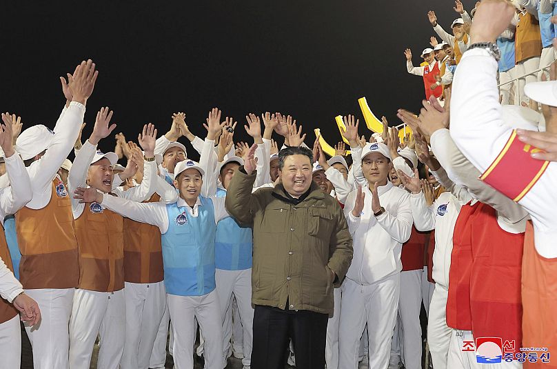 زعيم كوريا الشمالية كيم جونغ أون يواكب عملية إطلاق صاروخ ماليغيونغ1. 2023/11/21