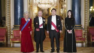  Британската кралица Камила, крал Чарлз III, президентът на Южна Корея Юн Сук Йол и неговите брачна половинка Ким Кеон Хи преди държавния прием 