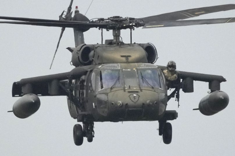 un hélicoptère américain Black Hawk en manœuvre lors d'un exercice militaire conjoint aux Philippines, 2023