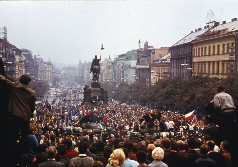 Des milliers de manifestants se rassemblent sur la place Wasceslas, dans le centre de Prague, en Tchécoslovaquie, en août 1968