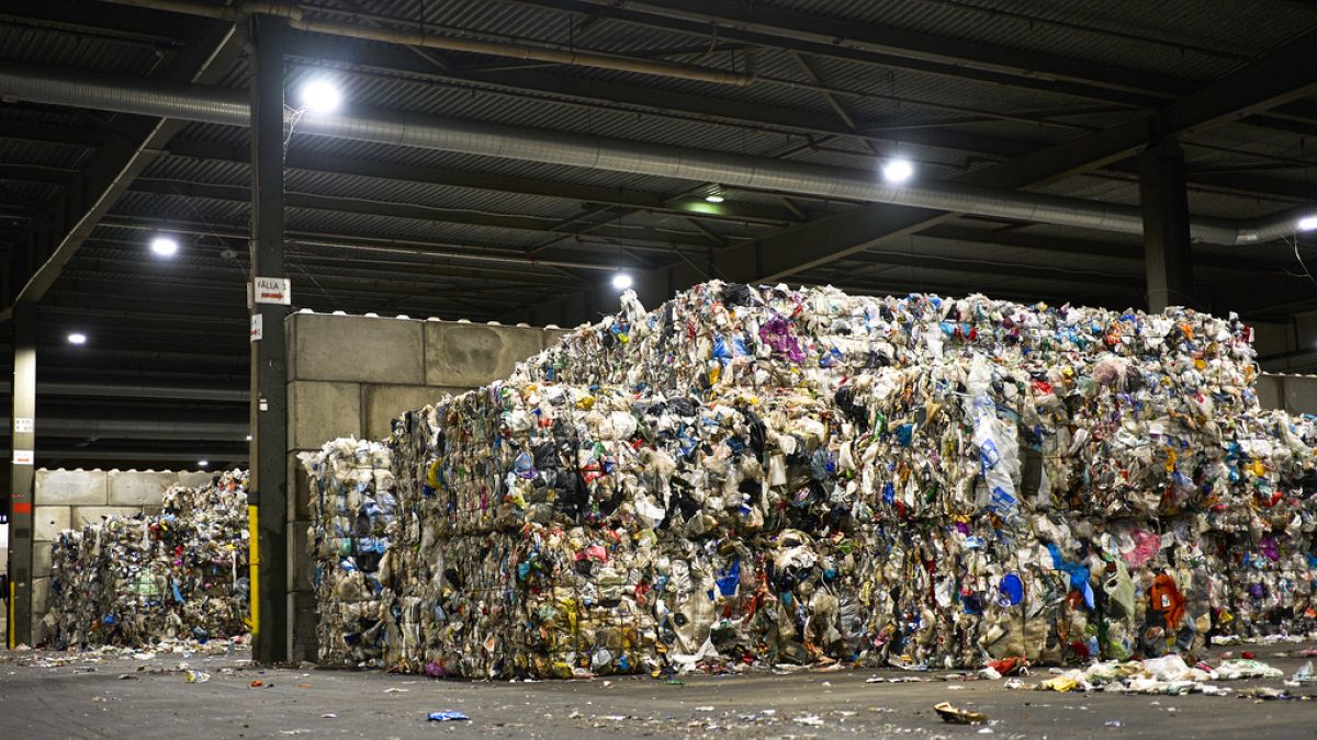 Resíduos de plástico são armazenados numa nova instalação de triagem de resíduos de plástico em Motala, no centro da Suécia