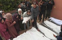 أقارب القتلى أمام الجثث في مستشفى ناصر بخان يونس