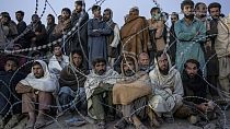 لاجئون أفغان ينتظرون التسجيل في مخيم بالقرب من حدود تورخام الباكستانية -الأفغانية في تورخام، أفغانستان، 4 نوفمبر 2023