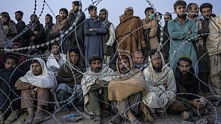 لاجئون أفغان ينتظرون التسجيل في مخيم بالقرب من حدود تورخام الباكستانية -الأفغانية في تورخام، أفغانستان، 4 نوفمبر 2023