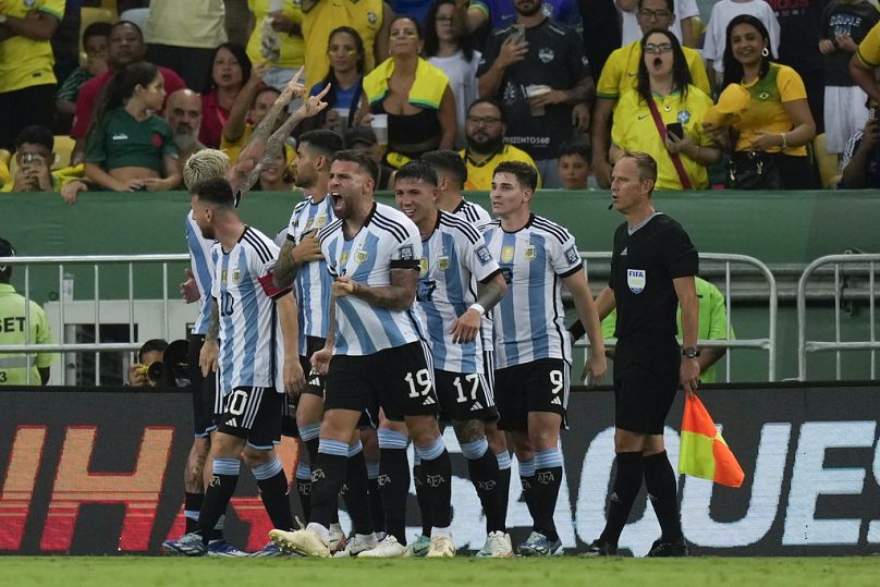 Arjantinli oyuncu Nicolas Otamendi (önde ortada), Brezilya karşısında attığı golün ardından sevincini takım arkadaşlarıyla paylaşırken