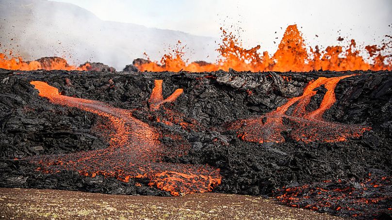 Eine Nahaufnahme der Lava, die am 3. August 2022 aus dem Vulkan Fagradalsfjall in Island floss.