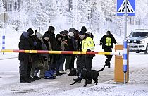 مهاجرون عند المعبر الحدودي الدولي في سالا، شمال فنلندا - 22 نوفمبر 2023.