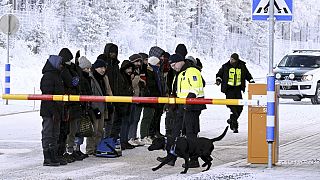 مهاجرون عند المعبر الحدودي الدولي في سالا، شمال فنلندا - 22 نوفمبر 2023.
