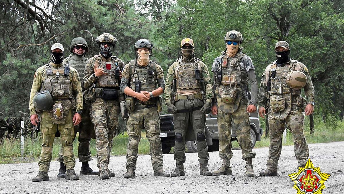 سربازان نیروهای عملیات ویژه بلاروس در کنار نیروهای گروه شبه‌نظامی واگنر