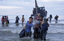 Мусульмане-рохинджа пытаются высадиться на берег в Индонезии, 16 ноября 2023 года.