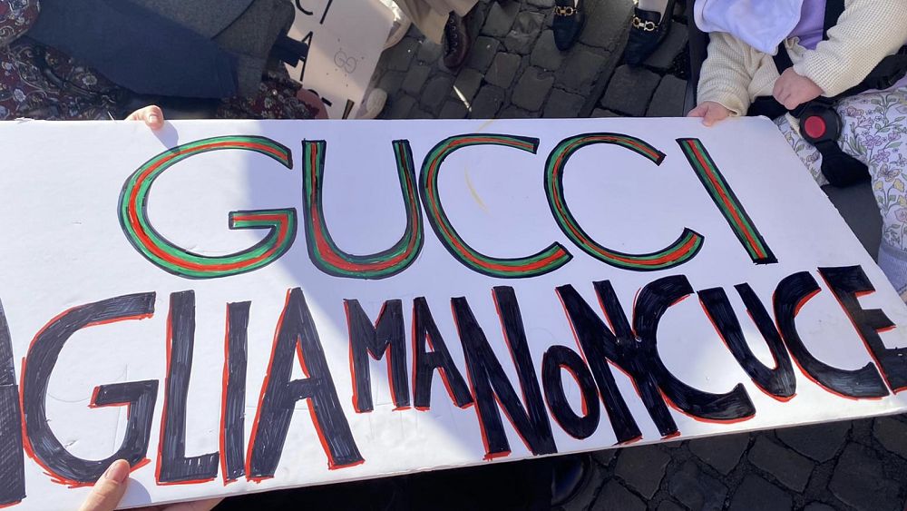 Служителите на Gucci стачкуват в Рим заради както твърдят колективно