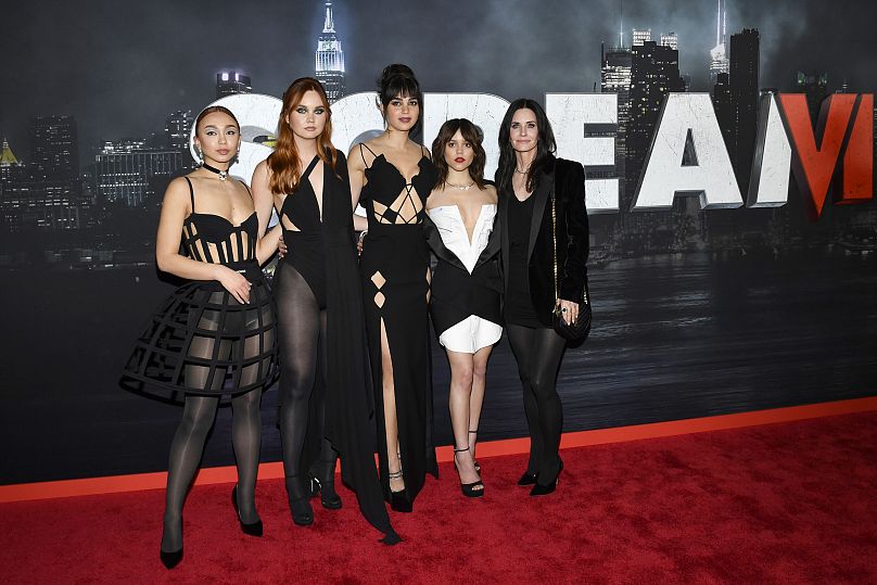 Desde la izquierda: Devyn Nekoda, Liana Liberato, Melissa Barrera, Jenna Ortega y Courteney Cox asisten al estreno mundial de "Scream VI", marzo de 2023
