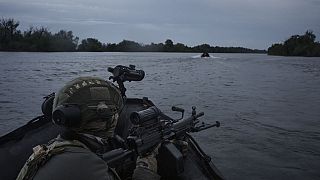Soldados ucranianos navegan por el río Dnipro en barco en la línea del frente cerca de Jersón, el domingo 11 de junio de 2023.