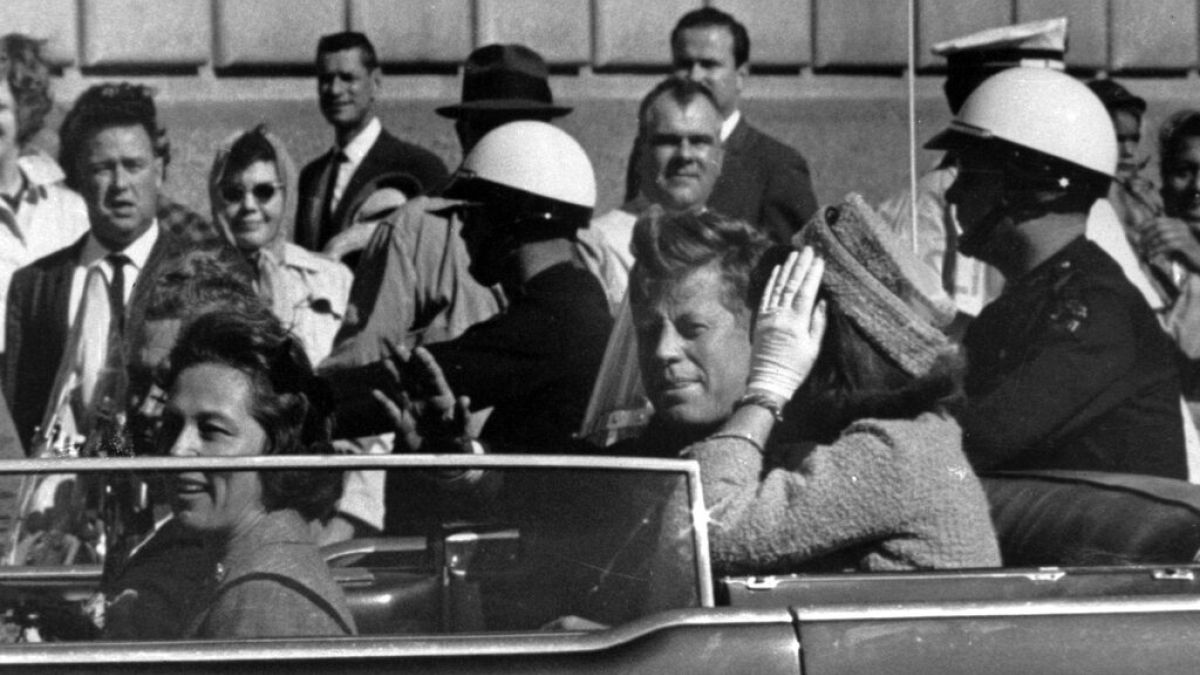 John F. Kennedy és felesége a merénylet előtti percekben