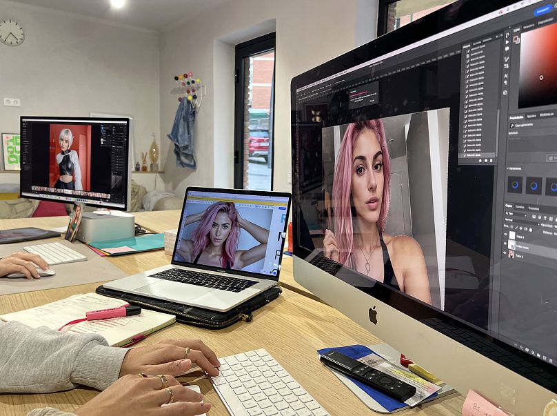Concepteurs travaillant sur les prochaines photos d'Aitana dans les locaux de l'agence