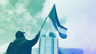  Протестиращите развяват флагове, до момента в който маршируват около институциите на Европейски Съюз по време на проява в Брюксел, в символ на взаимност с палестинския народ в Газа, октомври 2023 година 