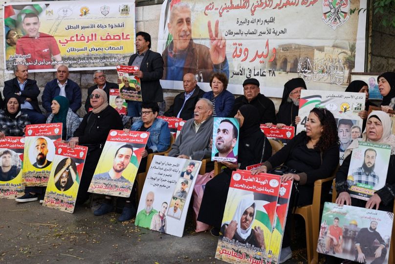 Sit-in dei parenti dei prigionieri palestinesi di fronte alla Croce Rossa nella città cisgiordana di Ramallah