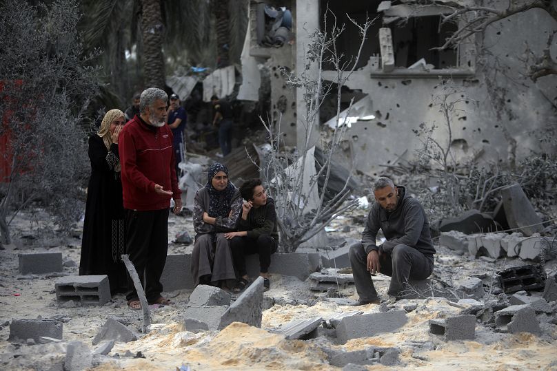 Familie in zerstörtem Haus in Khan Younis in Gaza