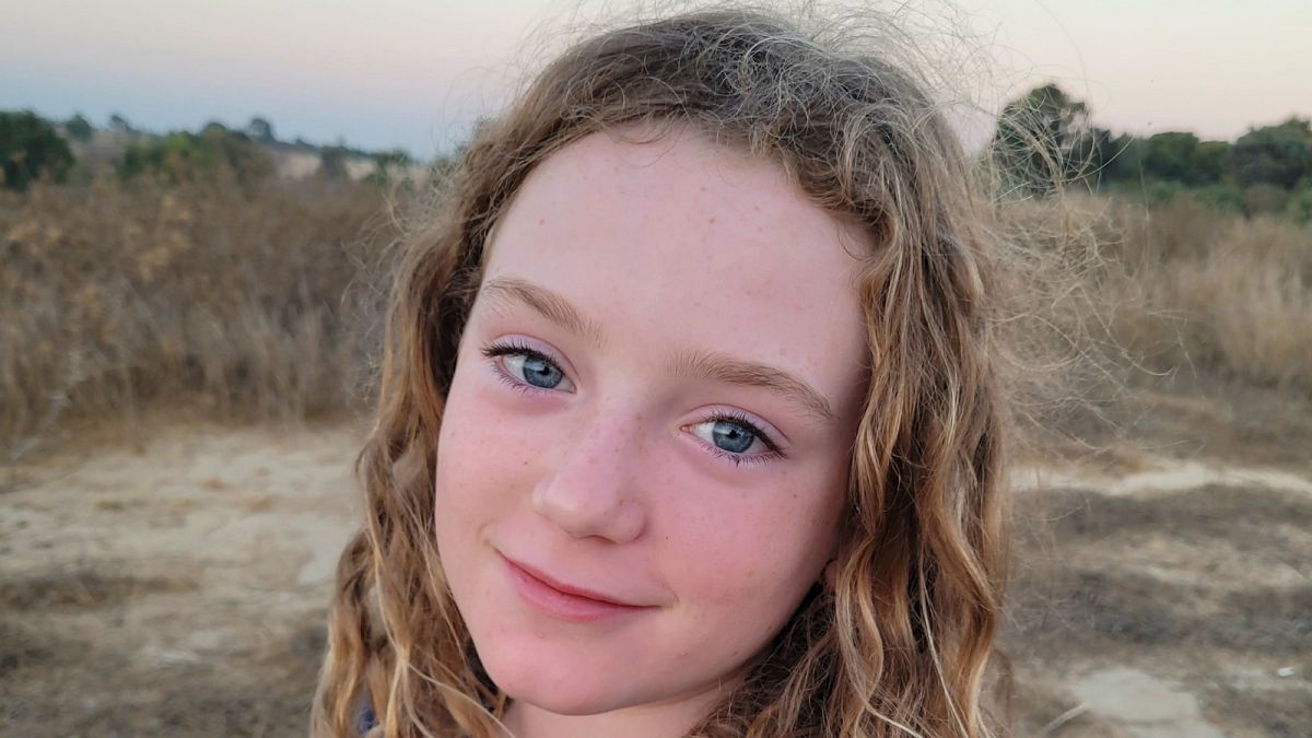 Esta fotografia de setembro de 2023 mostra Emily Hand perto do Kibbutz Be'eri, em Israel. Acredita-se que Emily esteja entre os reféns feitos pelos militantes do Hamas durante a sua incursão em Israel 