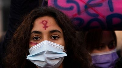 Donne partecipano a una manifestazione per l'eliminazione della violenza contro le donne a Roma il 28 novembre 2020.