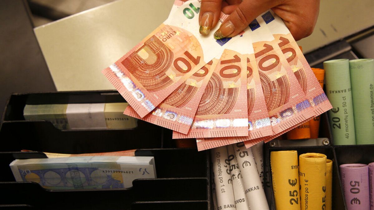 Az euró a világ második legnagyobb forgalmú valutája a dollár után
