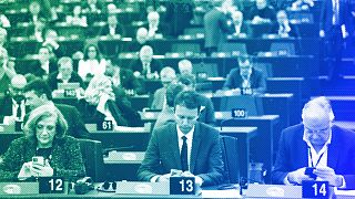  Членовете на Европейския парламент ревизират своите смарт телефони в Страсбург, януари 2023 година 