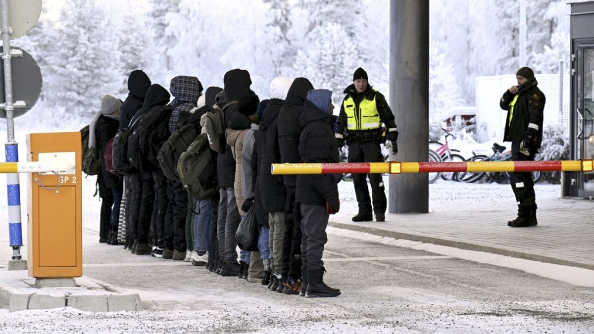 Мигранты на пограничном переходе между Россией и Финляндией в Салла, северная Финляндия, в среду, 22 ноября 2023 года.