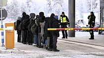 Los solicitantes de asilo llegan en bicicleta sobre la nieve hasta este paso fronterizo de Laponia