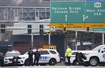 Niagara Nehri üzerindeki dört sınır köprüsünün tamamı Gökkuşağı Köprüsü soruşturması devam ederken tedbir amaçlı kapatıldı
