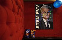 Ein Poster mit PVV-Spitzenkandidat Geert Wilders hängt in einer Bar