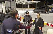 El primer ministro de Finlandia, Petteri Orpo, comparece ante la prensa durante su visita el lunes al paso fronterizo de Vartius en Kuhmo, al este de Finlandia