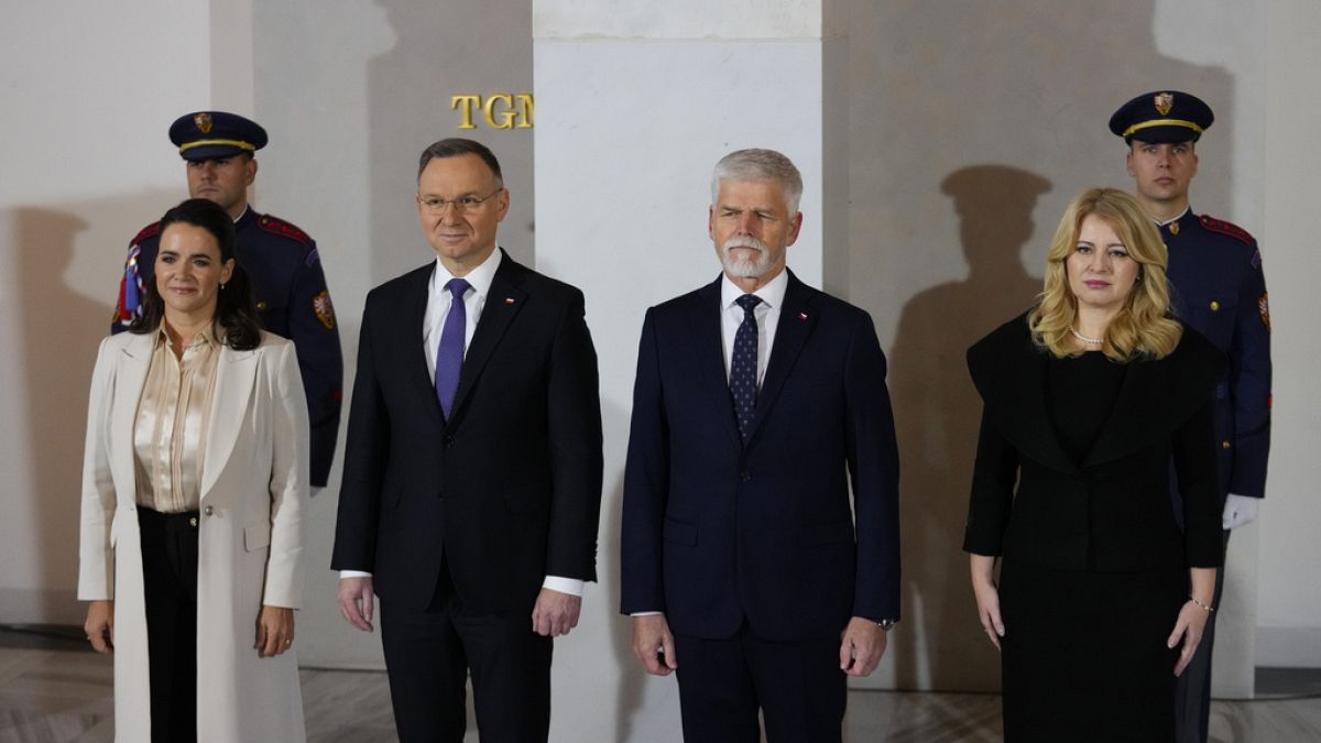 Imagen de los presidentes y presidentas de los cuatro países que forman el denominado 'Grupo de Visegrado' en su encuentro en Praga.