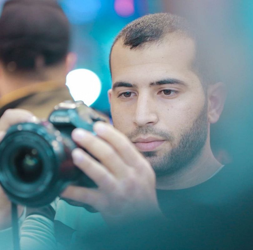 Una delle vittime degli attacchi israeliani sul campo profughi di Nuseirat: il fotogiornalista palestinese Muhammad Moin Ayas.