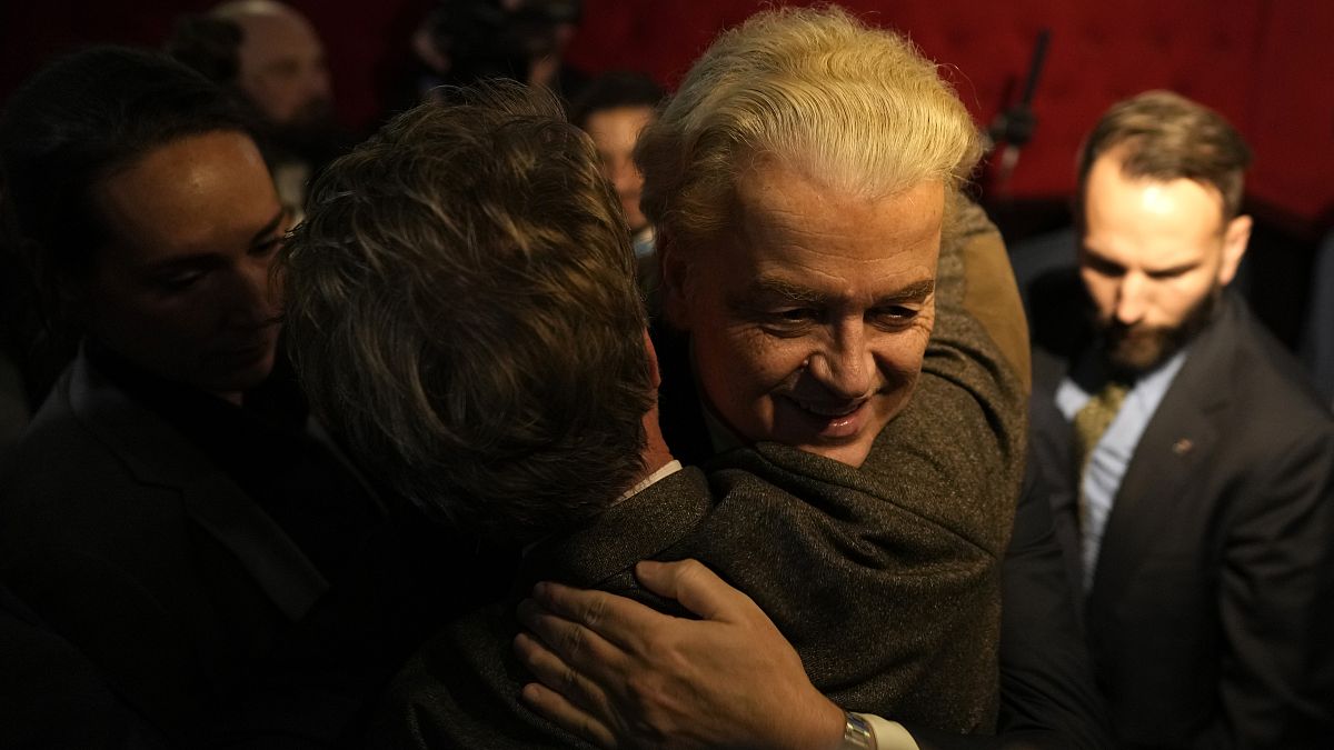 Герт Вилдерс, лидер "Партии свободы" (PVV), обнимается со сторонниками после объявления первых предварительных результатов всеобщих выборов, Гаага, 22 ноября 2023 года.