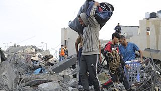 فلسطينيون بعد غارة إسرائيلية على رفح، قطاع غزة، 22 نوفمبر، 2023.