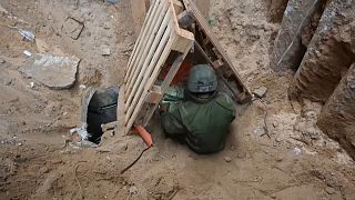جندي إسرائيلي عند فتحة نفق في غزة. 2023/11/22