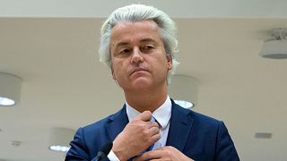 ARQUIVO: Nesta foto de arquivo de 23 de novembro de 2016, o legislador populista anti-islâmico Geert Wilders prepara-se para se dirigir aos juízes no seu julgamento por discurso de ódio