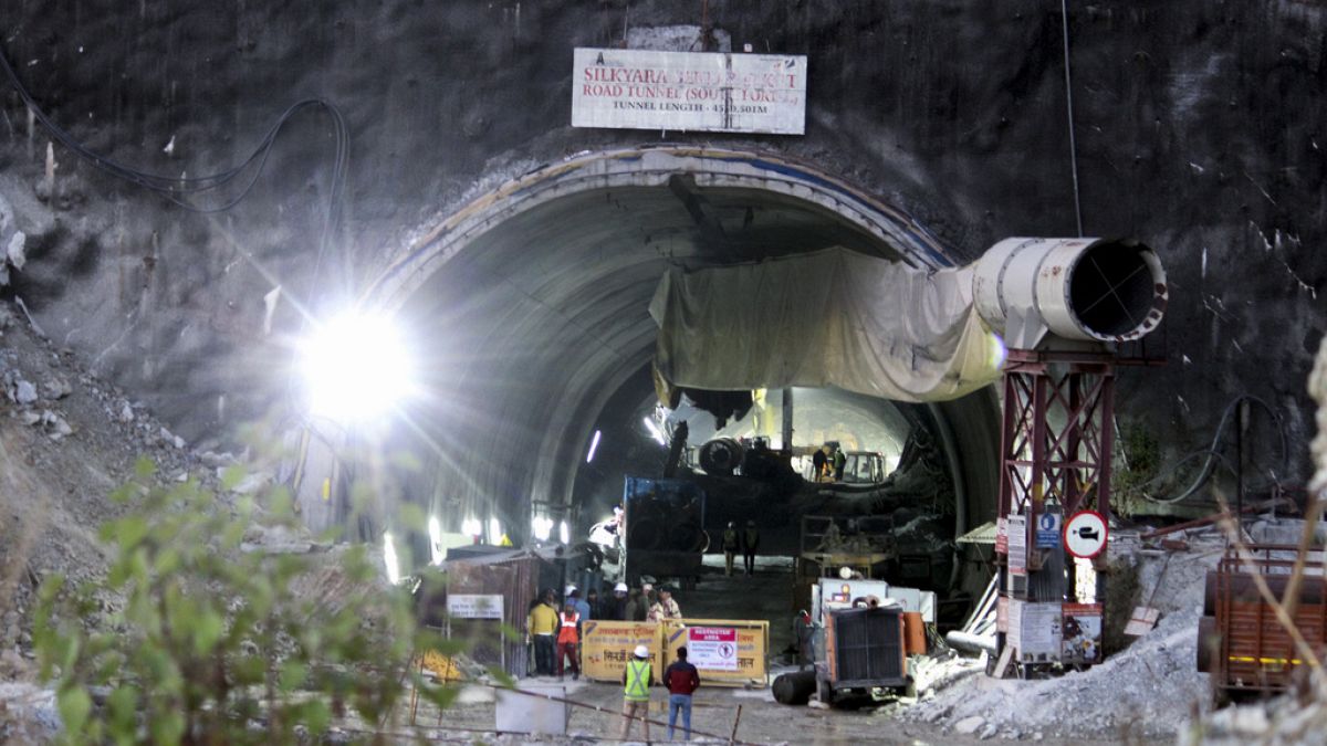 Vor dem Tunnel warten Angehörige und Rettungsteams auf die noch verschütteten Arbeiter.
